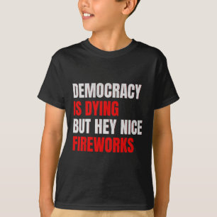 Camiseta A Democracia Está Morrendo Mas Ei Fogos de Artifíc