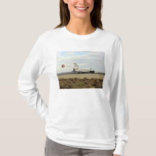 Camiseta A descoberta do vaivém espacial distribui sua