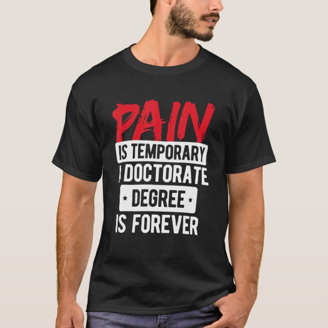 Camiseta A Dor É O Doutorado Temporário Para Sempre. (Frente)