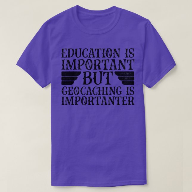 Camiseta A Educação É Importante, Mas O Geocaching É Import (Frente do Design)
