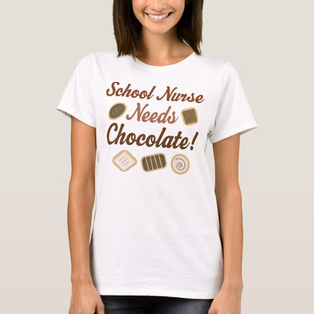Camiseta A enfermeira da escola precisa o chocolate (Frente)