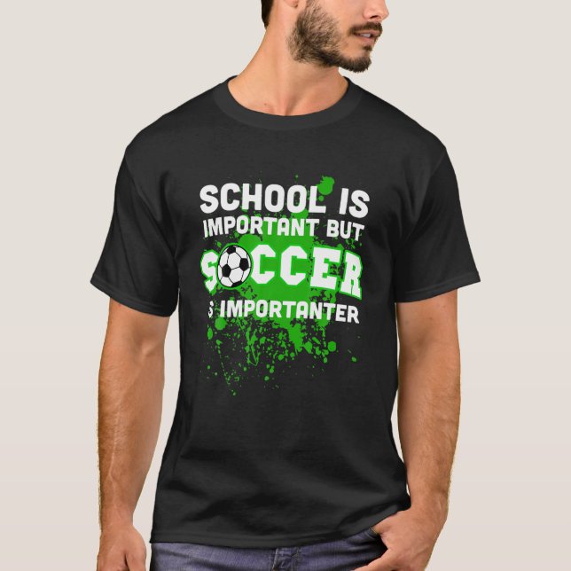 Camiseta A Engraçada Escola É Importante, Mas O Futebol É I (Frente)
