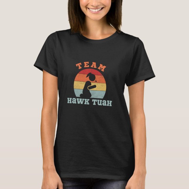 Camiseta A equipe Hawk-Tuah cuspiu naquela coisa. (Frente)