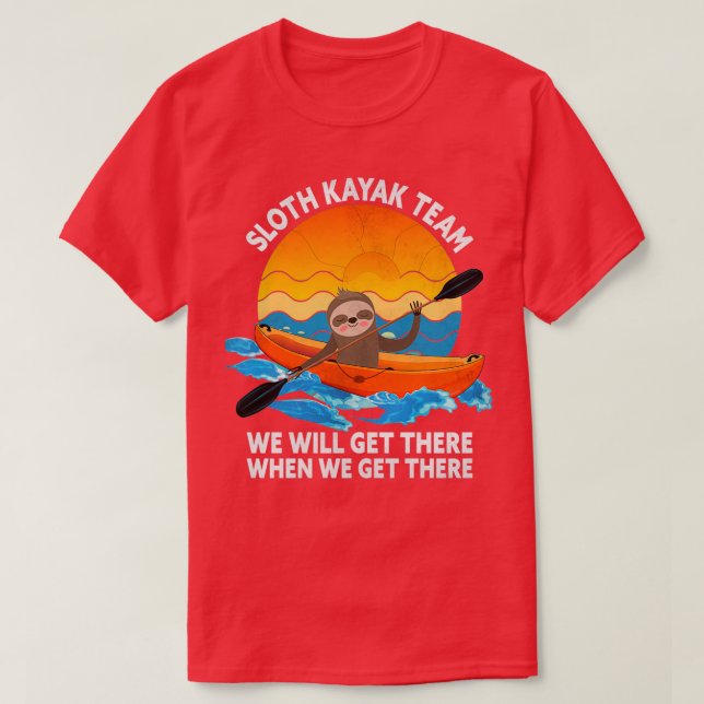 Camiseta A Equipe Sloth Kayak Chegaremos Lá Quando Pegarmos (Frente do Design)