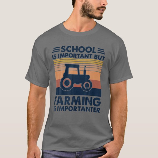 Camiseta A Escola De Trator É Importante, Mas A Agricultura (Frente)