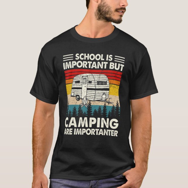 Camiseta A Escola É Importante, Mas Acampar É Importante Vi (Frente)