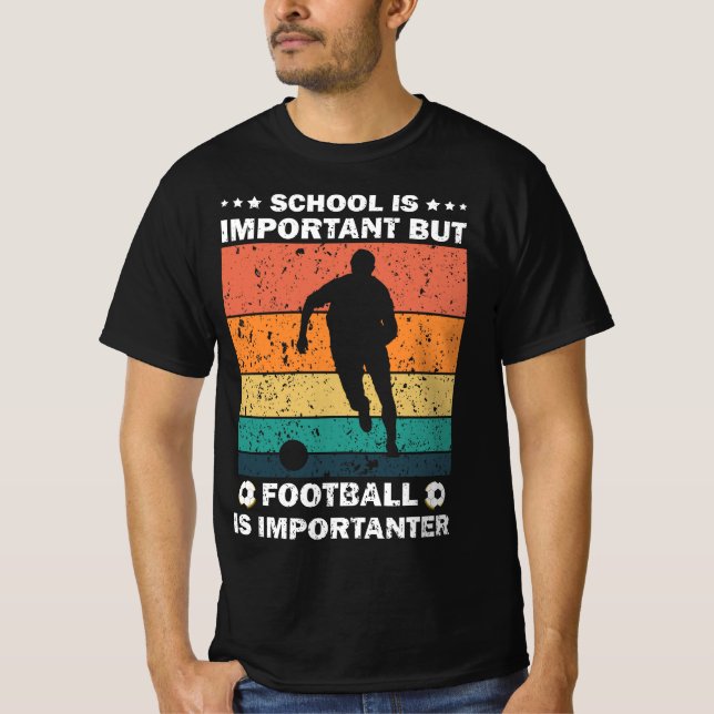 Camiseta A Escola É Importante, Mas O Futebol É Importante  (Frente)