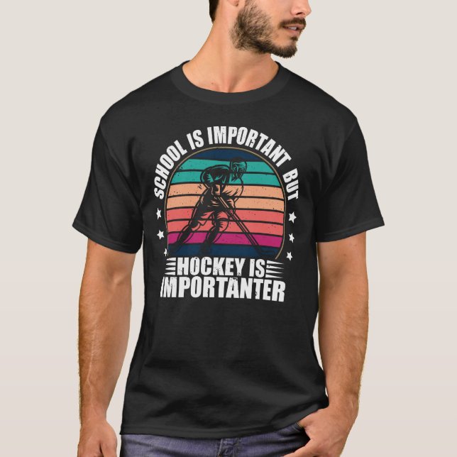 Camiseta A Escola É Importante Mas O Hóquei É Importante (Frente)