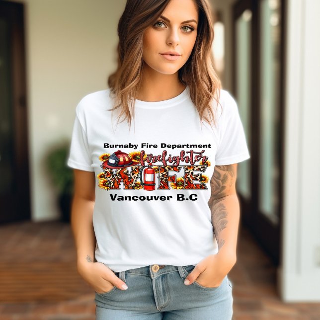 Camiseta A esposa de bombeiro orgulhosamente o apoia (Criador carregado)