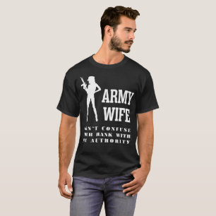 Camiseta A esposa do exército não confunde o grau com