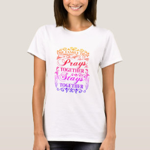 Camiseta A Família Reza Juntas Fica Juntas Bíblias Dizend