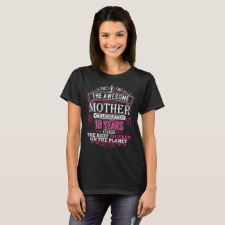Camiseta A Fantástica Mãe Celebra 18 Anos Sendo A Melhor