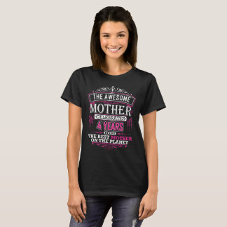 Camiseta A Fantástica Mãe Celebra 4 Anos Sendo Melhor
