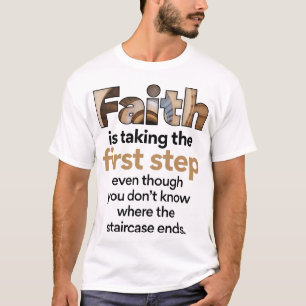 Camiseta "A Fé Está A Dar O Primeiro Passo..." Gráfico (1.B