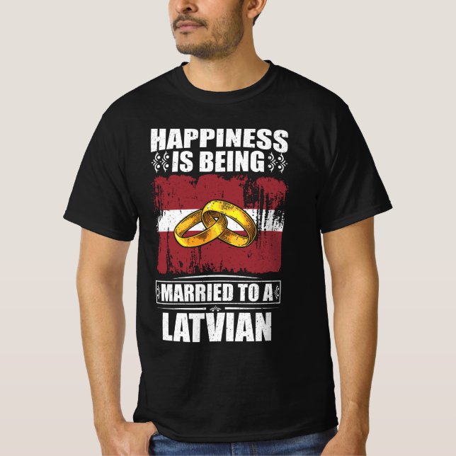 Camiseta A Felicidade É Casada Com Um Letão (Frente)