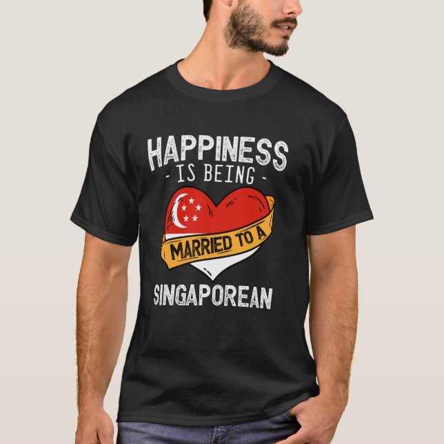 Camiseta A Felicidade É Ser Casado Com Uma Esposa Singapure (Frente)