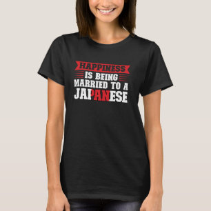 Camiseta a felicidade está sendo casada com um japonês