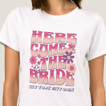Camiseta A festa de solteira Vem Aqui A Noiva Groovy<br><div class="desc">Faça um salto na sua próxima festa de solteira com esta festa de solteira deslumbrante t-shirts personalizadas. Quer estejas a celebrar uma viagem de praia, férias de raparigas, ou um feriado de melhores amigos, esta camiseta de festa de solteira de praia personalizada é o complemento perfeito para a tua fuga...</div>