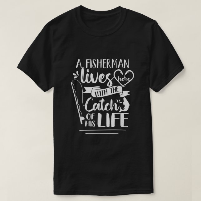 Camiseta A Fisherman Lives Here With Catch Of His Life Wife (Frente do Design)