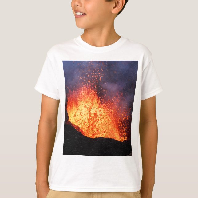 Camiseta A fonte da lava quente entra em erupção do vulcão (Frente)