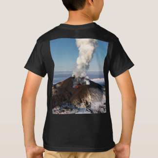 Camiseta A fonte da lava quente entra em erupção do vulcão