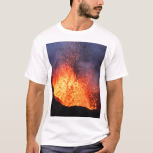 Camiseta A fonte da lava quente entra em erupção do vulcão