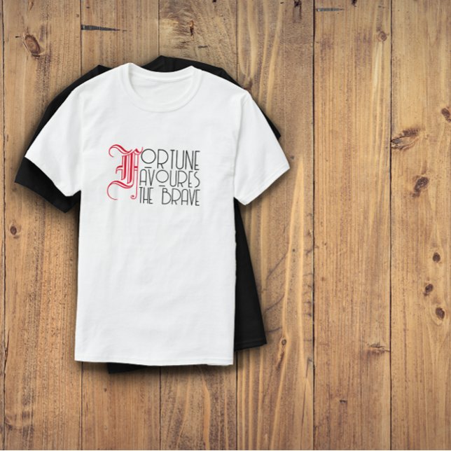 Camiseta A fortuna da citação favorece o bravo branco (Criador carregado)