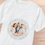 Camiseta A Foto Clássica Moderna do Maior Pai do Mundo<br><div class="desc">Este design simples e clássico é composto por tipografia serif e adiciona uma foto personalizada. "O maior Pai do mundo" circula a foto do seu pai,  pai,  papai etc.</div>
