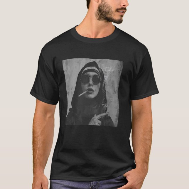 Camiseta A freira quente fuma cigarro, freira rebelde (Frente)