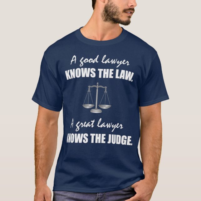 Camiseta A Good Lawyer Knows the Law a Great Lawyer knows (Frente)