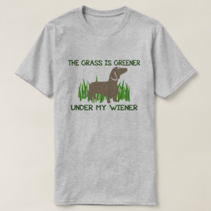 Camiseta A grama é mais verde sob meu cachorro quente do