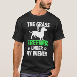 Camiseta A Grama É Mais Verde Sob O Meu Wiener Dachshund D