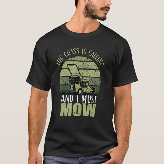 Camiseta A Grama Está Ligando E Eu Tenho Que Fazer Jardinag (Frente)