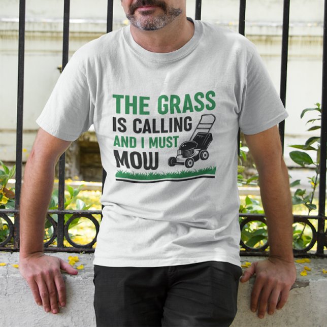 Camiseta A Grama Está Ligando E Eu Tenho Que Mover (the grass is calling and i must mow)