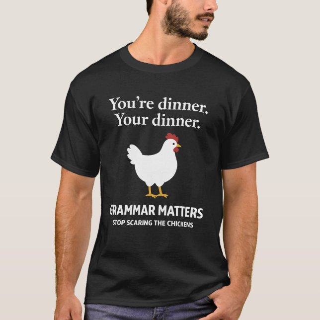 Camiseta A Gramática Importa Pare de Assustar as Galinhas (Frente)