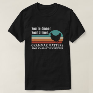 Camiseta A Gramática Importa Pare de Assustar as Galinhas p