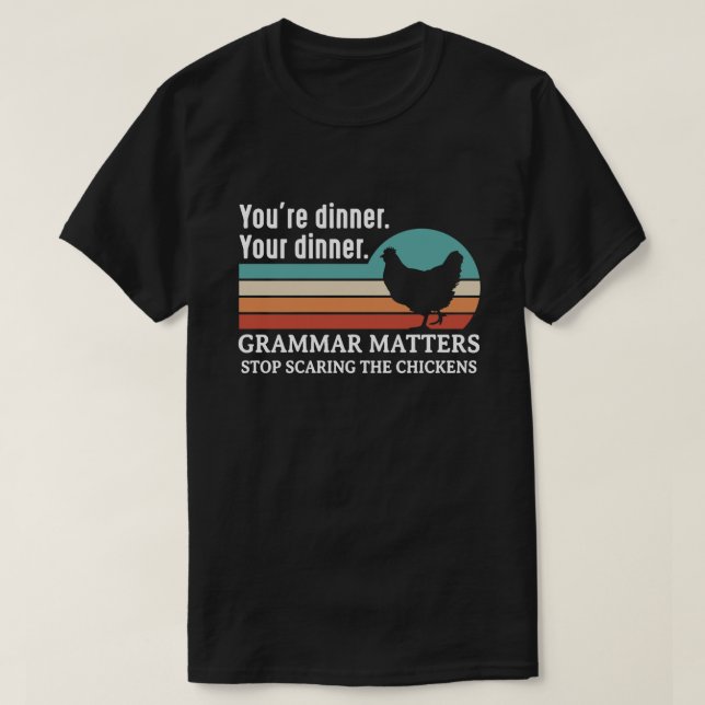 Camiseta A Gramática Importa Pare de Assustar as Galinhas p (Frente do Design)