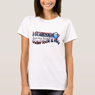 Camiseta A guarda tem meu coração sob o fechamento & a