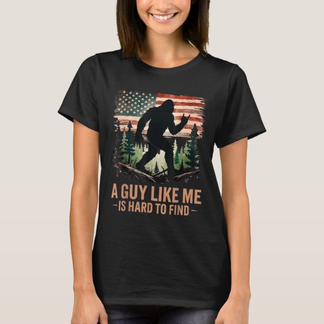 Camiseta A Guy Like Me Is Hard To Find Bigfoot Funny Hiking (Frente)