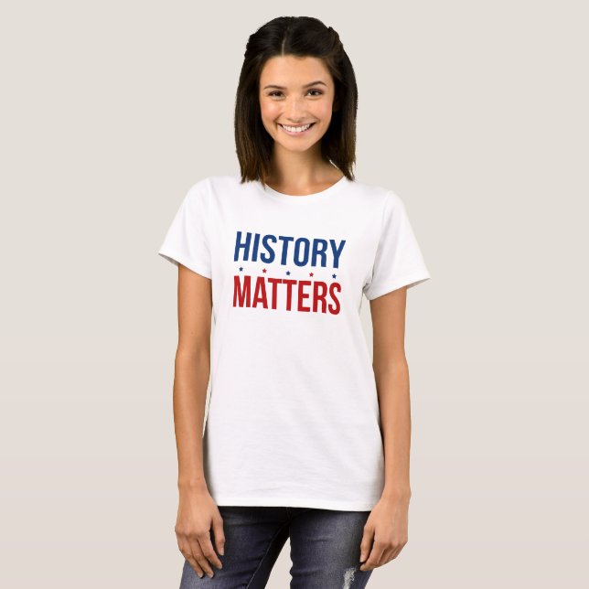 Camiseta A história importa matérias brancas vermelhas da (Frente Completa)