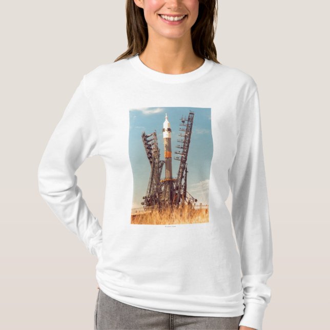Camiseta A instalação da nave espacial de Soyuz em Baikonur (Frente)