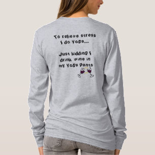 Camiseta A ioga com vinho não esquece que "minha ioga arfa