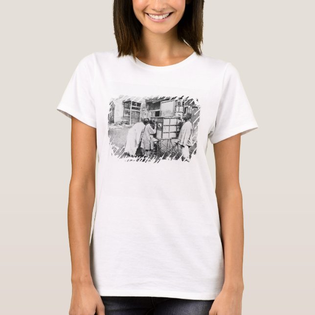 Camiseta A lanterna mágica, c.1870 (foto b/w) (Frente)