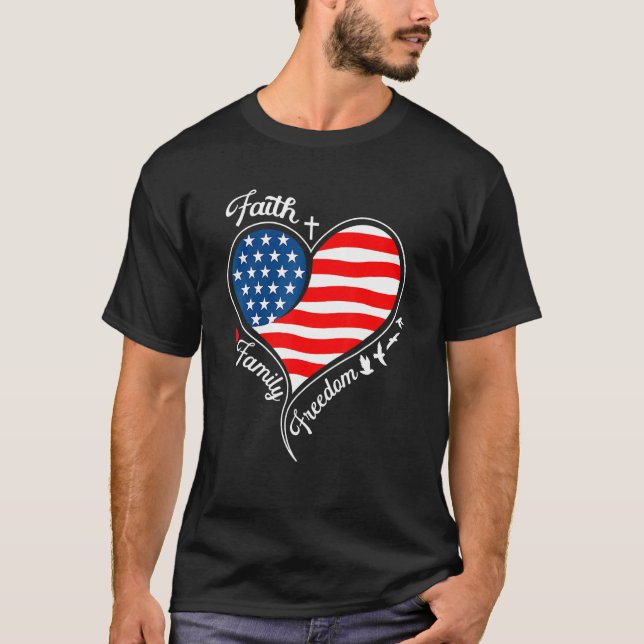 Camiseta A Liberdade Familiar da Fé Patriótica Cruzando Amé (Frente)