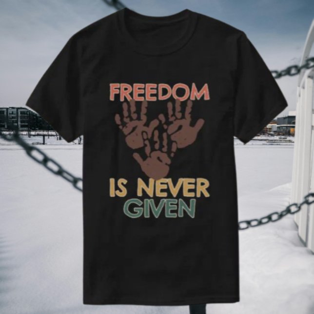 Camiseta A Liberdade Nunca é Concedida (Criador carregado)