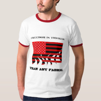 Camiseta A liberdade queima-se através de toda a bandeira.
