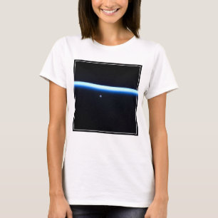 Camiseta A Linha Fina da Atmosfera da Terra e Uma Lua Gibbo
