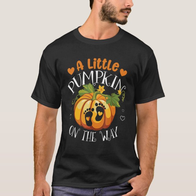 Camiseta A Little Pumpkin On The Way Pregnancy Mom (Frente)