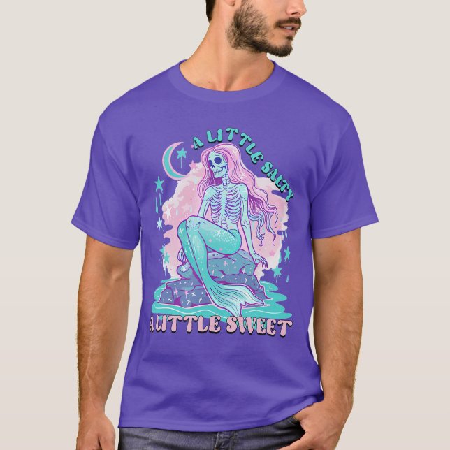 Camiseta A Little Salty A Little Sweet Mermaid Skeleton Sum (Frente)