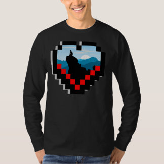 Camiseta A lone figure sitting on a mountain peak at sunris